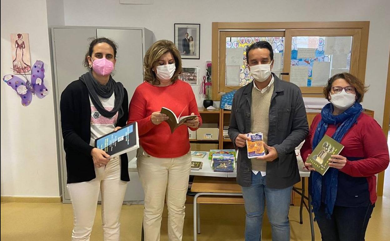 Momento de la donación libros al colegio Ntra Sra Botoacon motivo del rastrillo benéfico a favor de Ucrania 