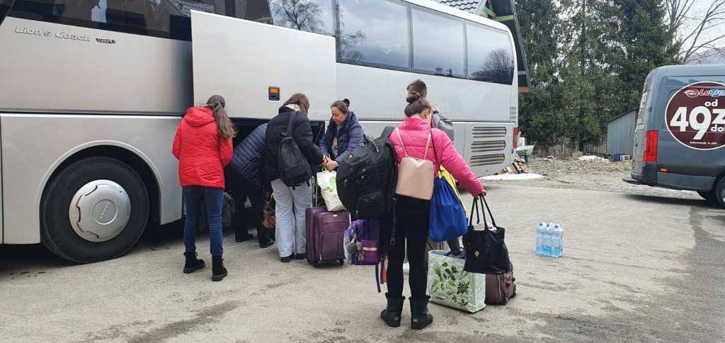 Las familias refugiadas parten en autobus hacia Badajoz.
