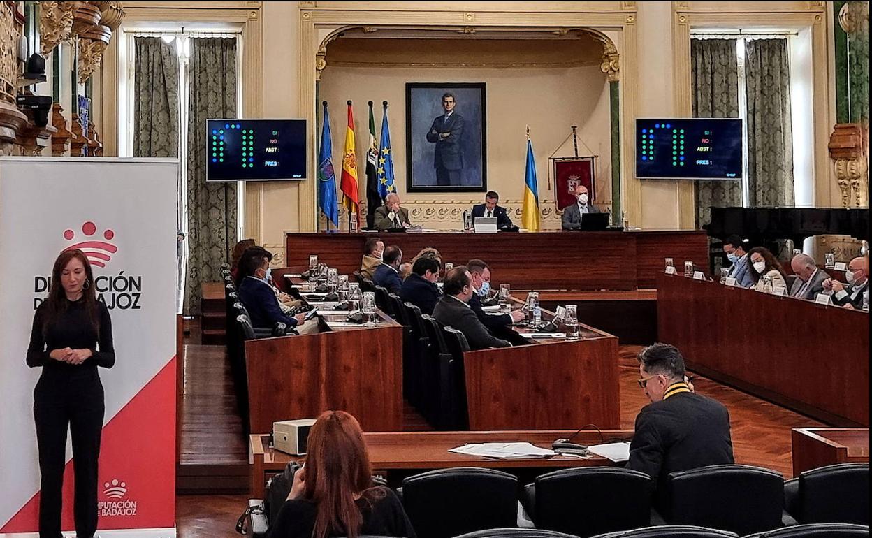 Momento del pleno ordinario celebrado esta semana en la Diputación de Badajoz 
