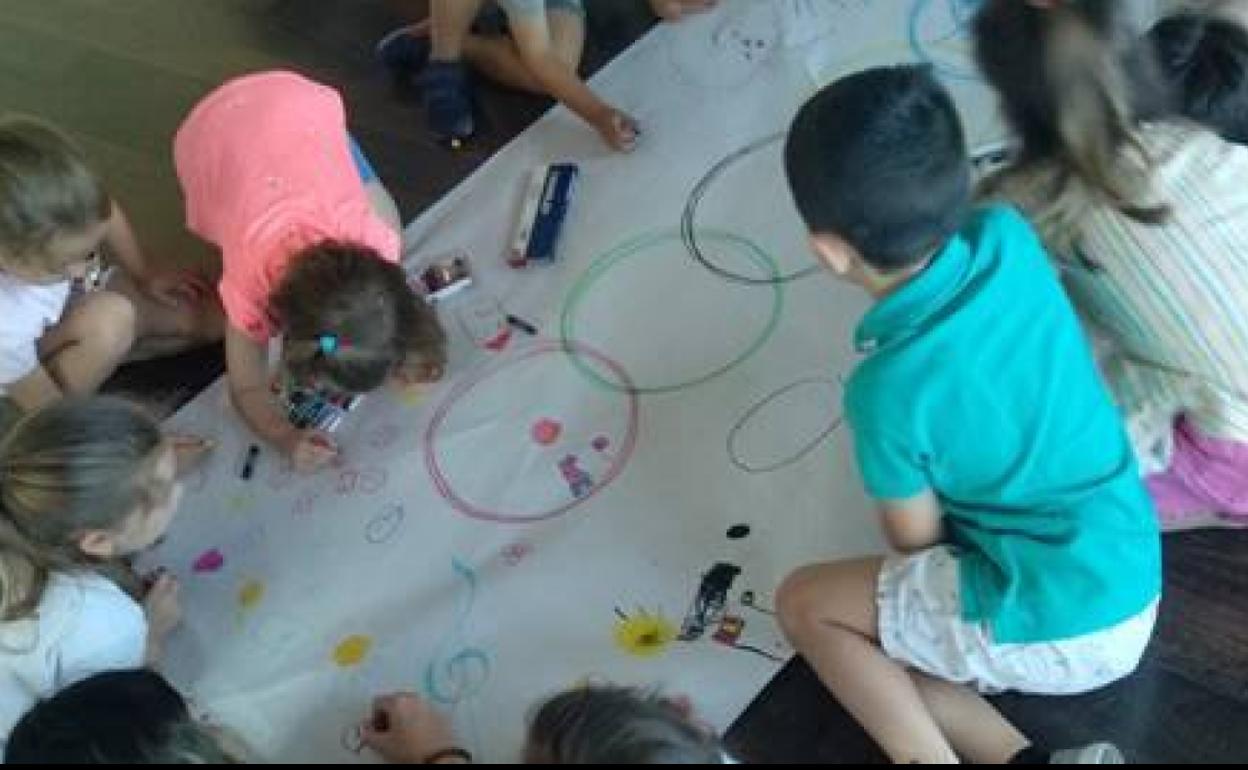 Reservar un número específico de plazas para las personas con discapacidad intelectual en las actividades estivales, facilitaría la conciliación de las familias y la inclusión de los menores. 