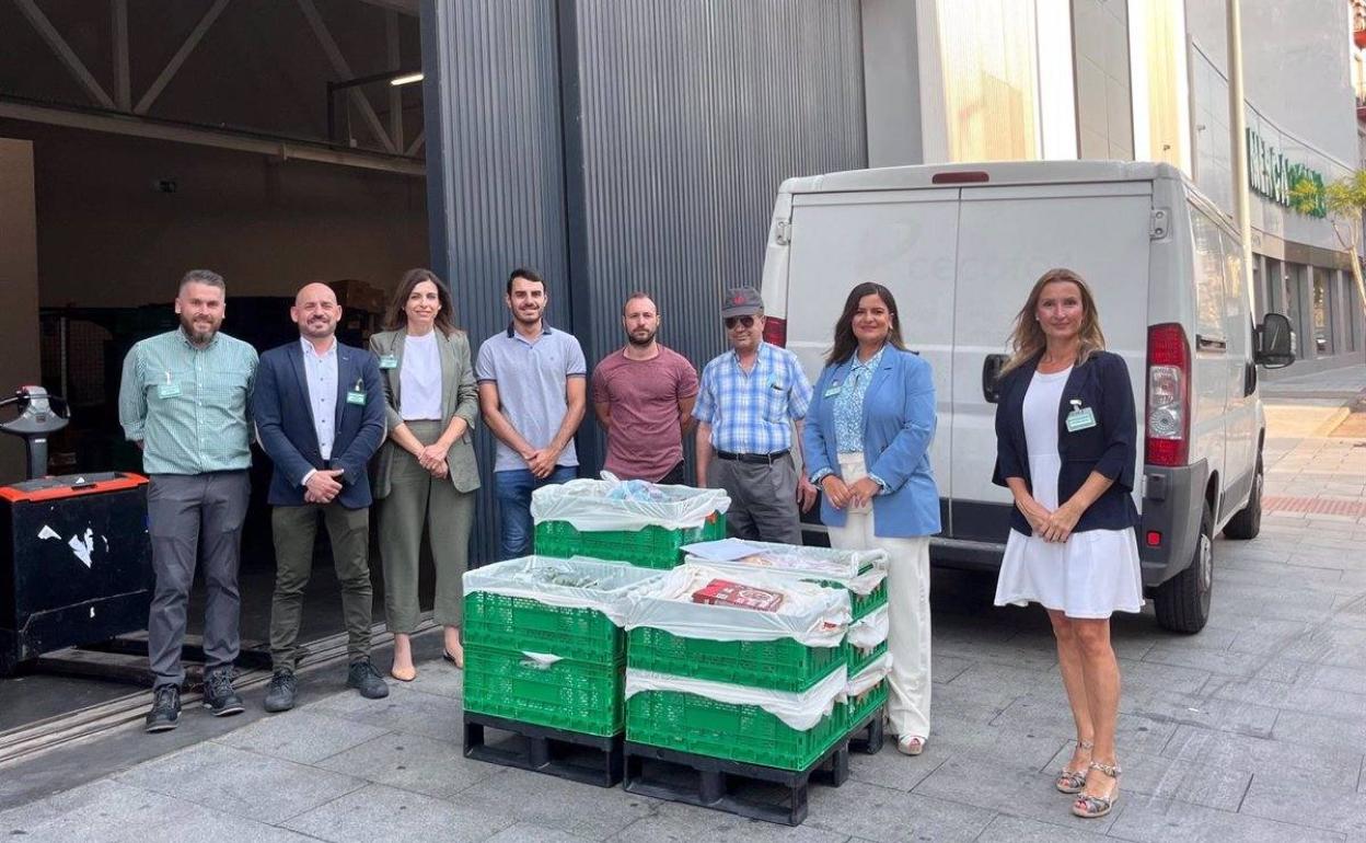 Durante la entrega alimentos y productos de primera necesidad al Hogar Santa Teresa de Jornet de Don Benito 