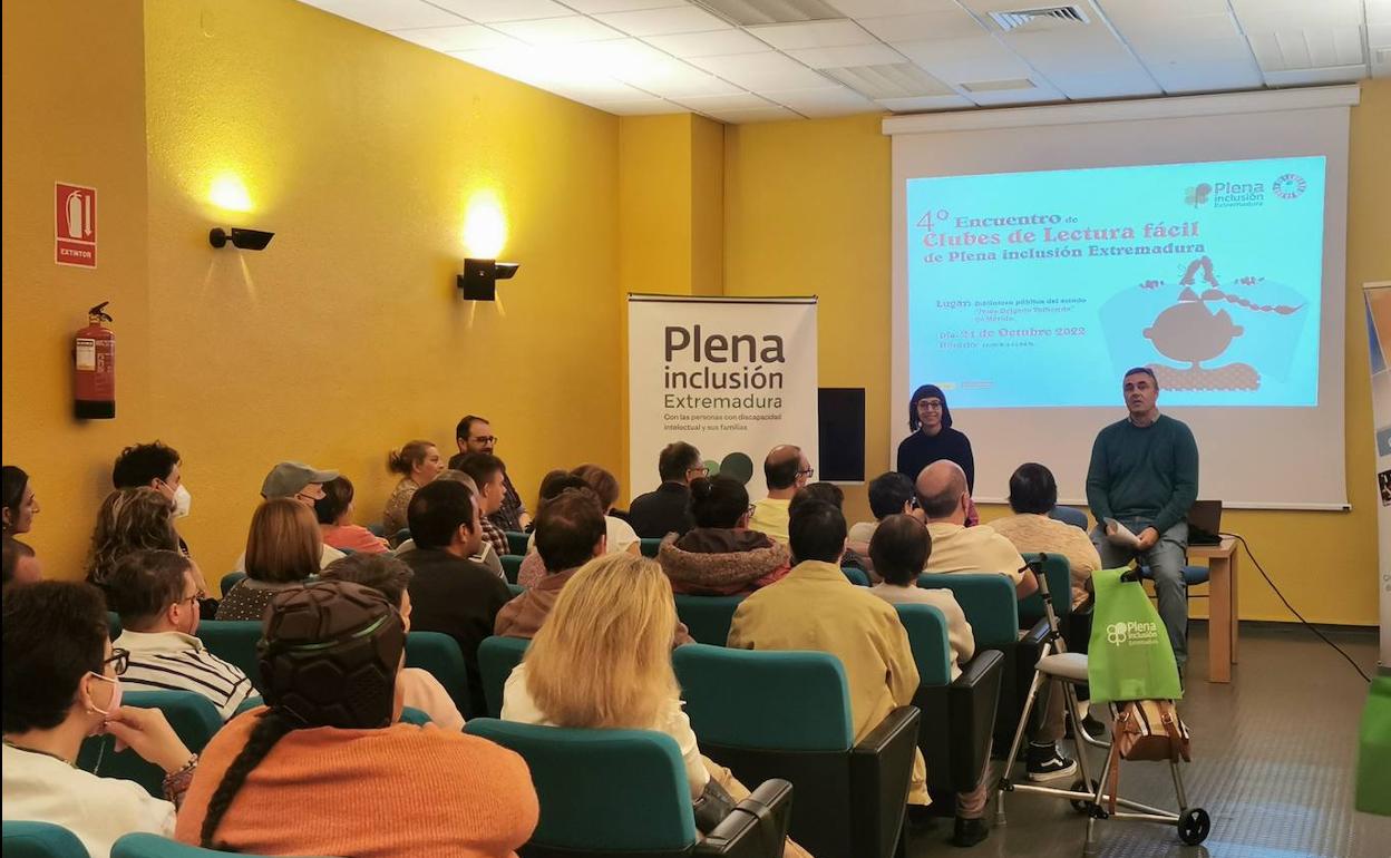 Plena inclusión Extremadura reivindica más libros y secciones en Lectura Fácil en las bibliotecas de Extremadura
