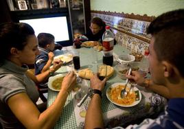 Un matrimonio cena junto a sus hijos