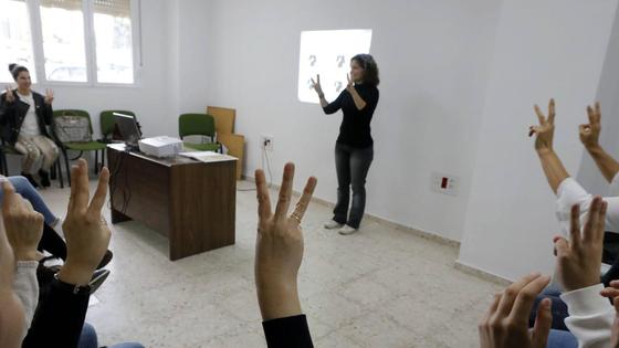 Asociaciones de Personas Sordas de Extremadura exigen que los debates electorales incorporen la lengua de signos