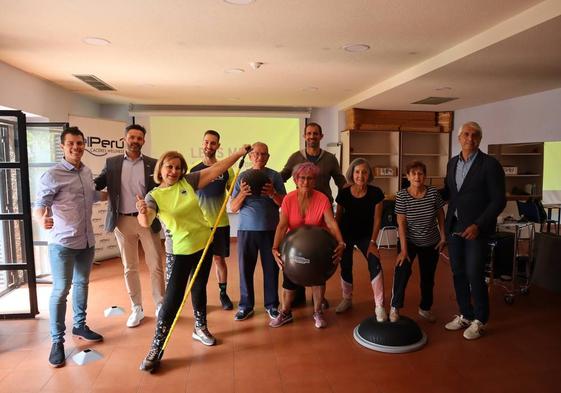 Algunos de los mayores con su nuevo equipamiento