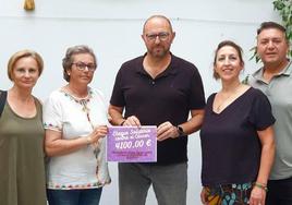 Durante la entrega de la recaudación