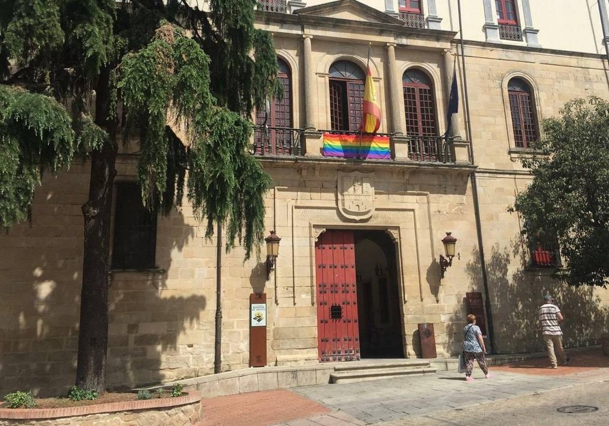 Apamex traslada a la alcaldesa de Trujillo la propuesta de intervención para la rampa de acceso al edificio del ayuntamiento