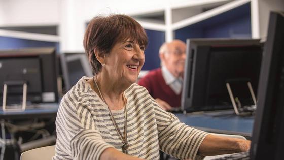 La Fundación 'la Caixa' lanza nuevos talleres y cursos de autoformación para el empoderamiento de personas mayores