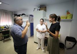 Una intérprete junto a un paciente en el hospital.