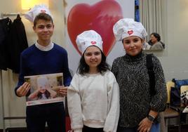 Algunos de los pequeños sostienen un ejemplar del calendario