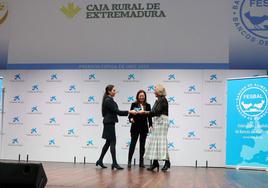La Federación Española de Bancos de Alimentos premia a Caja Rural de Extremadura por su «destacada aportación y generoso apoyo»