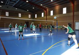 Un partido de voley solidario.