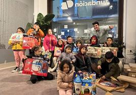 Los pequeños reciben sus regalos.