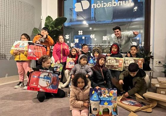 Los pequeños reciben sus regalos.