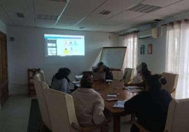 Durante un taller de búsqueda de empleo en plataformas digitales.