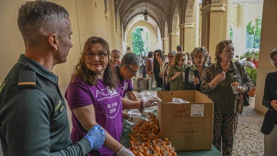 El desayuno solidario de la Guardia Civil a favor de AOEX reúne en Badajoz a medio millar de personas