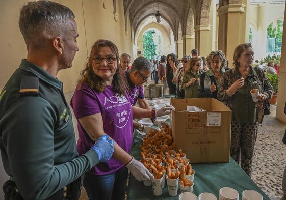 El desayuno solidario de la Guardia Civil a favor de AOEX reúne en Badajoz a medio millar de personas