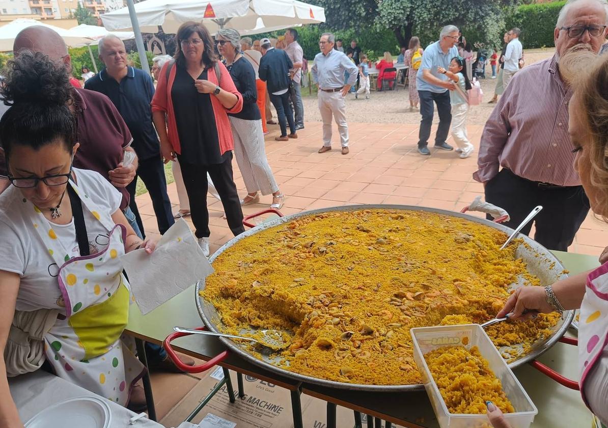 La paella solidaria en la parroquia Virgen de Guadalupe de Badajoz recauda 2.600 euros