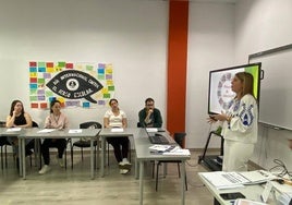 Jóvenes durante uno de los talleres de YMCA en Badajoz.