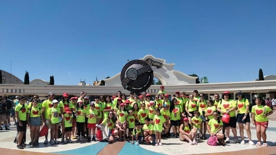 Admo «conquista» el parque de atracciones de la Warner con sus corazones solidarios
