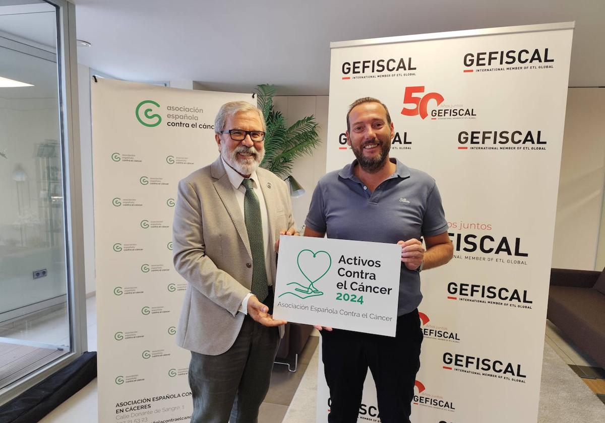 Pedro Pastor entrega a Raúl Benito, consejero delegado de Gefiscal, el distintivo.