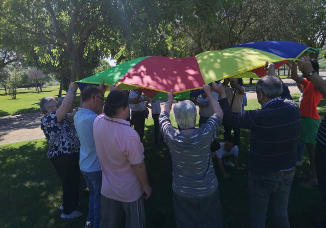 Durante una actividad de voluntariado con mayores.