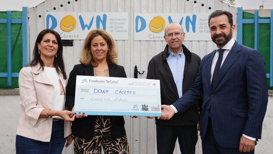 Dowm Cáceres recibe 5.000 euros recaudados por los triples encestados en la iniciativa de baloncesto 3x3 de La Caixa