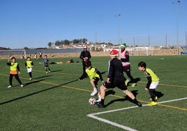 Pequeños y mayores participan en Futkilo.