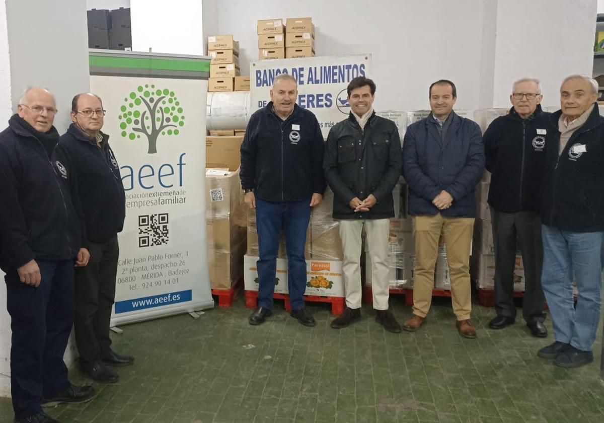 Representantes del Banco de Alimentos de Cáceres y de la Asociación Extremeña de la Empresa Familiar