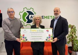 Ángel García, director general de Aspremetal; Marga Mora, secretaria de CorazonEx Solidaria; Francisco Pantín, presidente de Aspremetal.