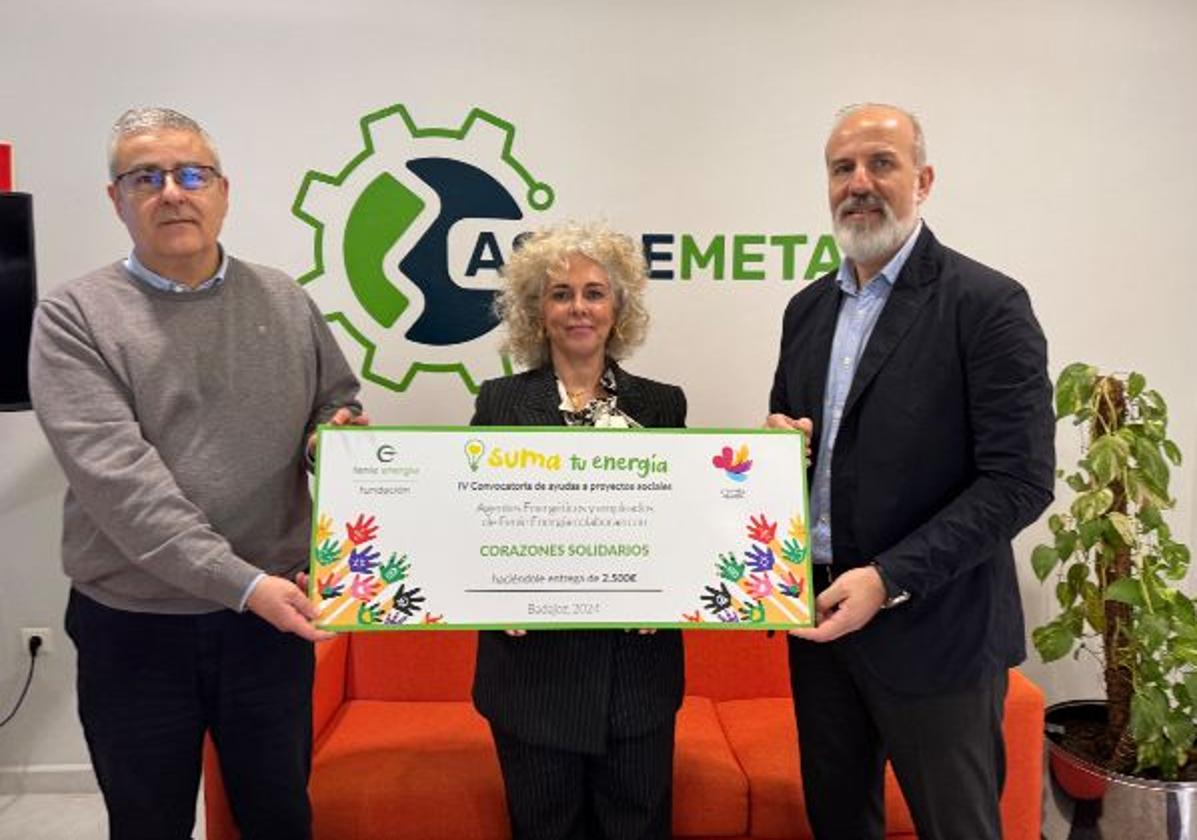 Ángel García, director general de Aspremetal; Marga Mora, secretaria de CorazonEx Solidaria; Francisco Pantín, presidente de Aspremetal.