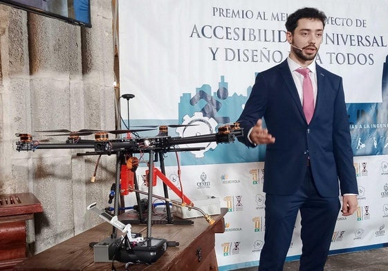 Javier Ortíz Julián, ganador de 2023, con un dron para la limpieza de fachasas.