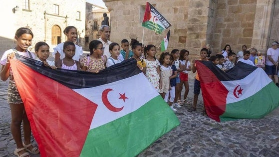 Una campaña busca familias extremeñas para acoger a niños saharahuis durante el verano