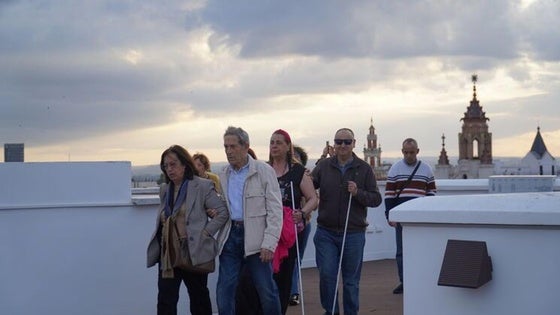 Fundación CB y ONCE organizan una visita guiada inclusiva por el Casco Antiguo de Badajoz