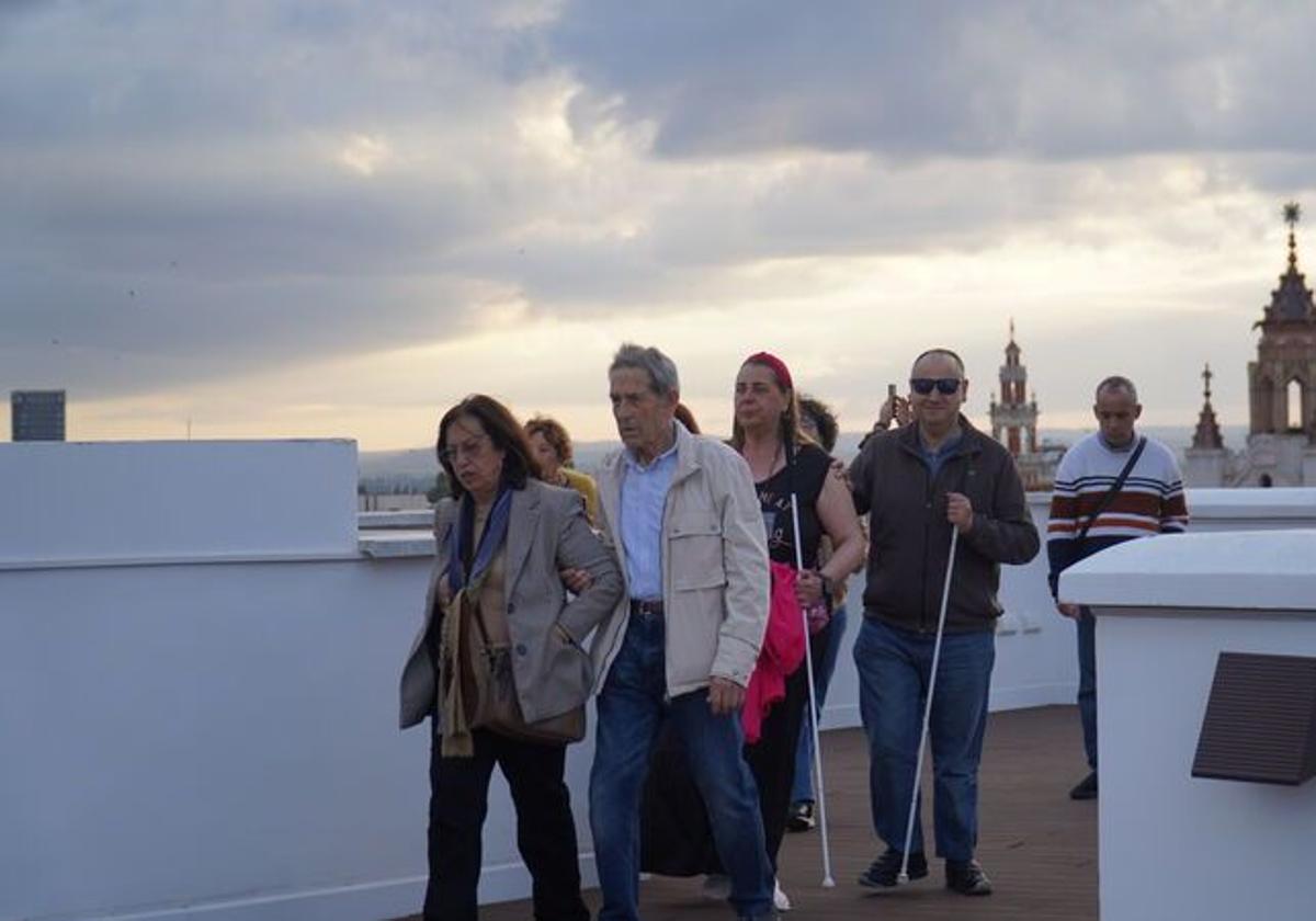 Fundación CB y ONCE organizan una visita guiada inclusiva por el Casco Antiguo de Badajoz