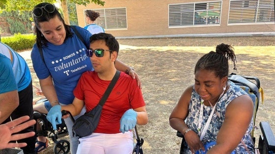 Voluntarios de Telefónica y Aspace Badajoz organizan talleres medioambientales para personas con discapacidad