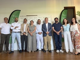 Foto de familia de autoridades y nuevo Comité Ejecutivo de la Asociación Española contra el Cáncer en Badajoz.