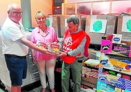 Fernando Martín, Loli Hernández y Antonio Ramos con las galletas.