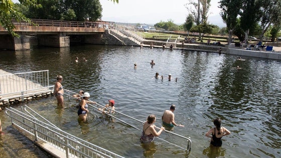 La reforma de la piscina natural cacereña de La Granja mejora la accesibilidad de personas con movilidad reducida