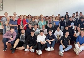 Mayores de Tiétar y Rosalejo junto a alumnos de FP en Madrid durante un encuentro en 2024.