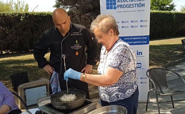 La elaboración de dulces tradicionales reaviva la memoria colectiva.