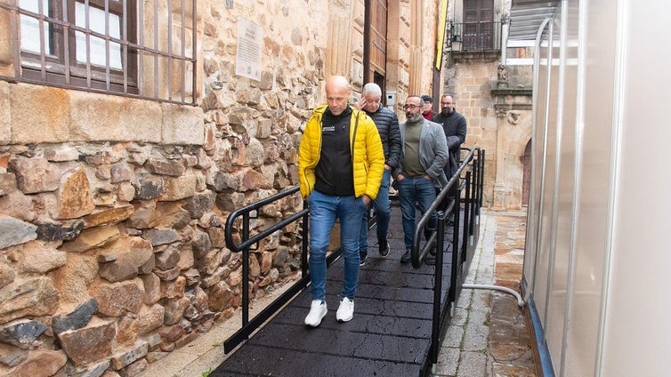 La Feria Monacal de Dulces Conventuales de Cáceres arranca con la incorporación de una rampa accesible
