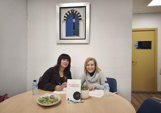 Firma de convenio de colaboración entre la AEOX y la escritora extremeña Laura Márquez Requejo.