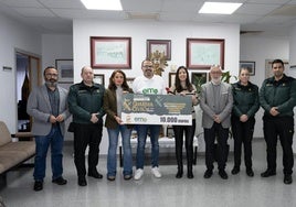 La Guardia Civil de Cáceres entrega 10.000 euros de su carrera solidaria a la Asociación de Esclerosis Múltiple