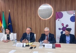 Autoridades durante el acto de la firma del acuerdo.