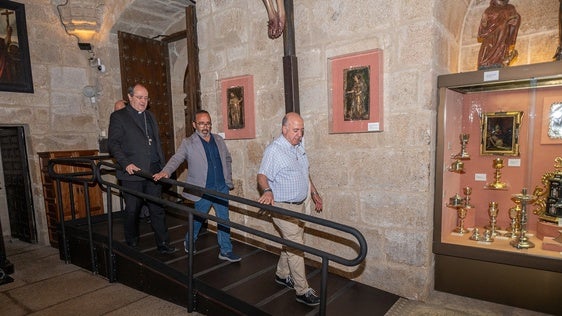 La Diputación de Cáceres instala rampas para conseguir la accesibilidad a la Concatedral de Santa María