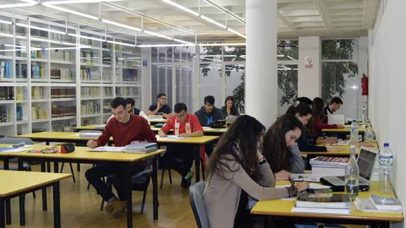 Estudiantes en la residencia universitaria de la Fundación Caja Badajoz.