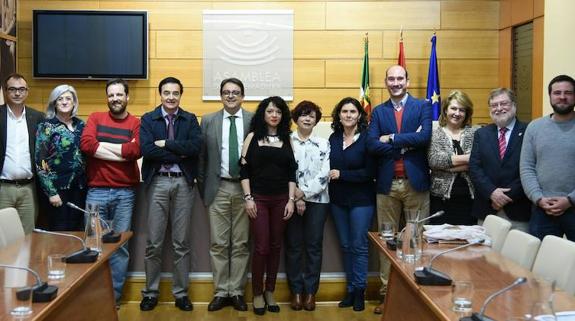 Integrantes de la Mesa Política y Social tras la reunión celebrada en la Asamblea de Extremadura.