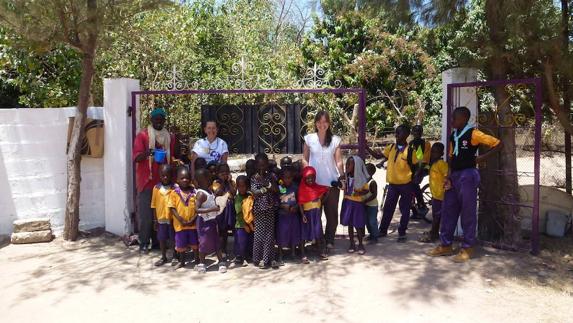 Asun Ibáñez y Lucía Sánchez junto a algunos de los niños que viven en Madina Salam, un poblado de Gambia.