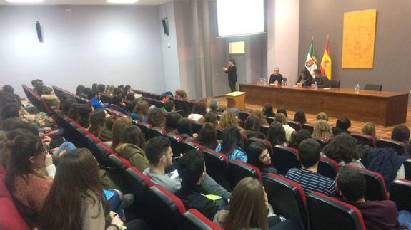 Unas jornadas en Cáceres evidencian los problemas que tienen los enfermos con VIH para acceder al mercado laboral